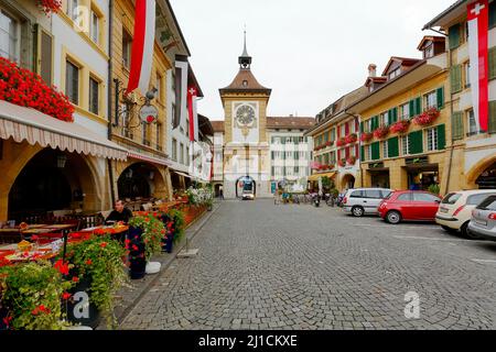 Morat, Suisse - 15 septembre 2015 : la tour de l'horloge au bout de la rue principale de Morat (Murten) date de 1239, la porte d'aujourd'hui a été construite Banque D'Images