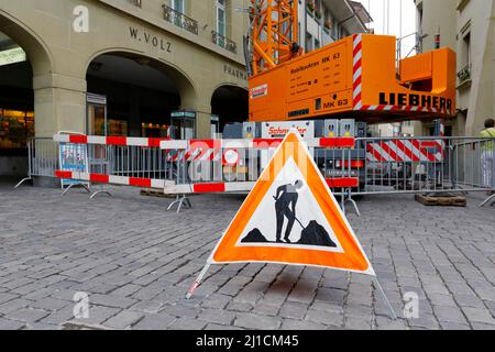 Berne, Suisse - 11 septembre 2015 : en raison des réparations et de l'utilisation de véhicules lourds, un panneau d'avertissement est placé sur la route de la vieille ville de Berne qui Banque D'Images