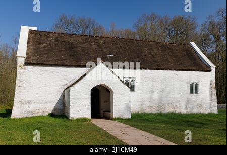 L'église St Teilo a été reconstruite au Musée national d'histoire de St Fagans, Cardiff, pays de Galles Banque D'Images