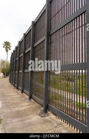 Le pont international Gateway entre Brownsville (Texas) et Matamoros (Mexique), vu par le mur de la frontière. Vue depuis le côté Texas du wal Banque D'Images