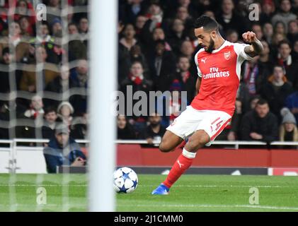 LONDRES, ANGLETERRE - 7 MARS 2017 : Theo Walcott de l'Arsenal coups et partitions pendant la deuxième partie de l'UEFA Champions League Round of 16 entre Arsenal FC et Bayern Munchen au stade Emirates. Copyright: Cosmin Iftode/Picstaff Banque D'Images