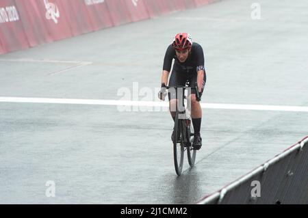 Une femme paracycliste traverse une descente lors de la course sur route des Jeux paralympiques de Tokyo de 2020 au circuit international de Fuji. Banque D'Images