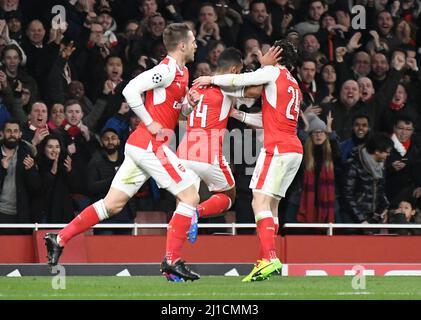 LONDRES, ANGLETERRE - 7 MARS 2017 : les joueurs de l'arsenal célèbrent après un but marqué par Theo Walcott (C) lors de la deuxième partie de la Ligue des champions de l'UEFA Round of 16 entre Arsenal FC et Bayern Munchen au stade Emirates. Copyright: Cosmin Iftode/Picstaff Banque D'Images