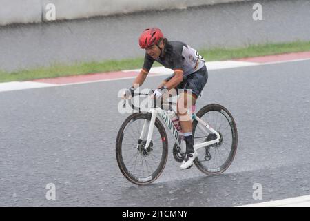 Une femme paracycliste allemande traverse une intense tempête aux Jeux paralympiques de Tokyo au circuit international de Fuji. Banque D'Images