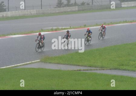 Les paracycliques s'affrontant dans un déluge lors de la course féminine sur route C4 aux Jeux paralympiques de Tokyo au Fuji International Speedwway. Banque D'Images