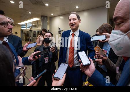 Washington, États-Unis. 24th mars 2022. Le sénateur américain Ron Wyden (D-OR) parle avec des reporters près de Senate Subway. Crédit : SOPA Images Limited/Alamy Live News Banque D'Images