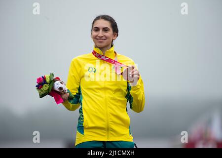 Paige Greco d'Australie sur le podium après avoir remporté la médaille de bronze dans la course féminine sur route C1-3 aux Jeux paralympiques de Tokyo. Banque D'Images