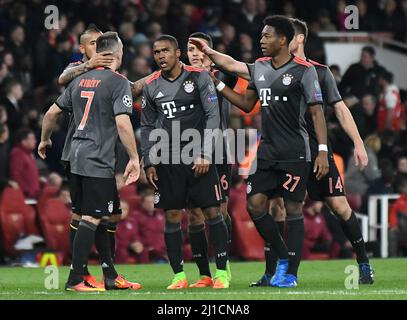 LONDRES, ANGLETERRE - 7 MARS 2017: Douglas Costa (C) du Bayern célèbre avec son teamtesaprès un but pendant la deuxième partie du match de la Ligue des champions de l'UEFA 16 entre Arsenal FC et Bayern Munchen à Emirates Stadium. Copyright: Cosmin Iftode/Picstaff Banque D'Images