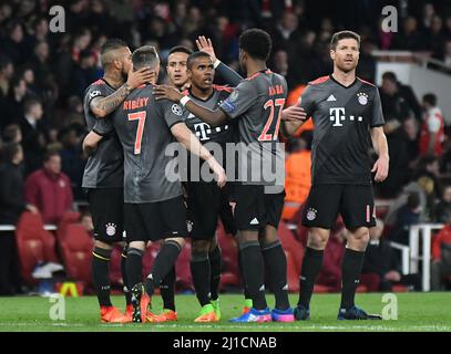 LONDRES, ANGLETERRE - 7 MARS 2017: Douglas Costa (C) du Bayern célèbre avec son teamtesaprès un but pendant la deuxième partie du match de la Ligue des champions de l'UEFA 16 entre Arsenal FC et Bayern Munchen à Emirates Stadium. Copyright: Cosmin Iftode/Picstaff Banque D'Images