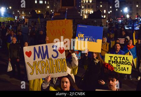 Londres, Angleterre, Royaume-Uni. 24th mars 2022. Les manifestants se sont rassemblés sur la place Trafalgar en solidarité avec l'Ukraine à l'occasion du mois anniversaire de l'invasion russe. (Image de crédit : © Vuk Valcic/ZUMA Press Wire) Banque D'Images