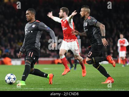 LONDRES, ANGLETERRE - 7 MARS 2017 : Douglas Costa (L) de Bayern photographié en action lors de la deuxième partie du match de la Ligue des champions de l'UEFA 16 entre Arsenal FC et Bayern Munchen au stade Emirates. Copyright: Cosmin Iftode/Picstaff Banque D'Images