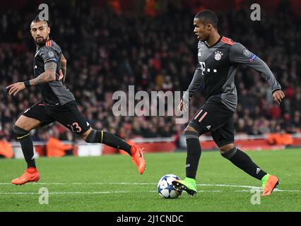 LONDRES, ANGLETERRE - 7 MARS 2017 : Douglas Costa (L) du Bayern photographié en action pendant la deuxième partie du match de la Ligue des champions de l'UEFA 16 entre Arsenal FC et Bayern Munchen au stade Emirates. Copyright: Cosmin Iftode/Picstaff Banque D'Images