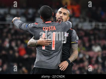 LONDRES, ANGLETERRE - 7 MARS 2017: Arturo Vidal de Bayern félicité par Douglas Costa après avoir marqué un but lors de la deuxième partie de la Ligue des champions de l'UEFA Round of 16 entre Arsenal FC et Bayern Munchen à Emirates Stadium. Copyright: Cosmin Iftode/Picstaff Banque D'Images