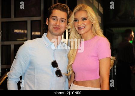 AJ Pritchard et Abbie Quinnen, Wicked - Media Night, Apollo Victoria Theatre, Londres, Royaume-Uni, 24 mars 2022, Photo de Richard Goldschmidt Banque D'Images