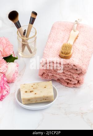 Produits de beauté féminins sur la coiffeuse de salle de bains Banque D'Images