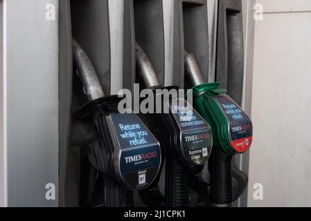 Talaplow, Buckinghamshire, Royaume-Uni. 24th mars 2022. Une station-service Esso dans le Buckinghamshire. Malgré la petite réduction de la taxe sur le carburant de 5 pence par litre annoncée hier par le chancelier Rishi Sunak dans la déclaration de printemps, il en coûte encore près de £100 automobilistes de remplir un réservoir d'essence. Crédit : Maureen McLean/Alay Live News Banque D'Images