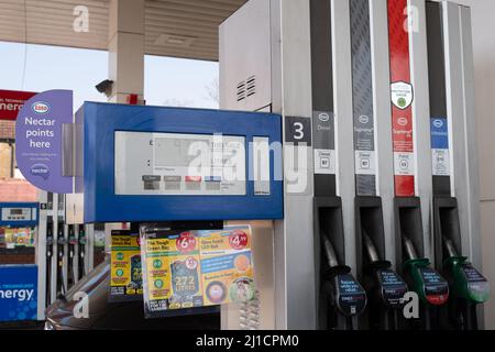 Talaplow, Buckinghamshire, Royaume-Uni. 24th mars 2022. Une station-service Esso dans le Buckinghamshire. Malgré la petite réduction de la taxe sur le carburant de 5 pence par litre annoncée hier par le chancelier Rishi Sunak dans la déclaration de printemps, il en coûte encore près de £100 automobilistes de remplir un réservoir d'essence. Crédit : Maureen McLean/Alay Live News Banque D'Images