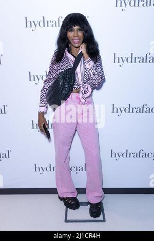 Londres, Royaume-Uni. 24th mars 2022. Sinitta participe à la fête de lancement du magasin phare d'Hydrafacial à Londres. Crédit : SOPA Images Limited/Alamy Live News Banque D'Images