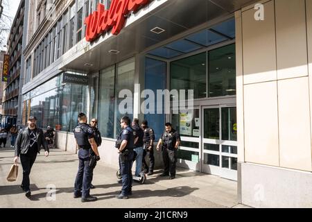 Seattle, États-Unis. 24th mars 2022. Seattle police sur 3rd et Pike en raison d'une augmentation de la criminalité violente dans le centre-ville. Amazon a récemment fait la une des journaux en disant aux employés travaillant dans le bâtiment Ivy sur 3rd et Pine qu'ils peuvent choisir un autre site de travail jusqu'à ce que la situation s'améliore. La police de Seattle a mis en place un centre de police mobile par le géant de la technologie. James Anderson/Alay Live News Banque D'Images