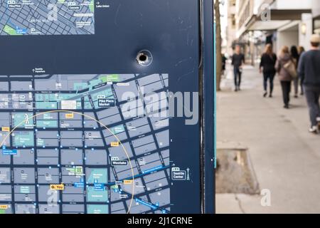 Seattle, États-Unis. 24th mars 2022. Une carte informative des trottoirs sur 5th et Pike à Westlake avec des dégâts de balle. Après une augmentation du nombre de crimes violents dans le centre-ville d'Amazon a récemment fait la une des journaux en informant les employés travaillant dans le bâtiment Ivy sur 3rd et Pine, ils peuvent choisir un autre lieu de travail jusqu'à ce que la situation s'améliore. La police de Seattle a mis en place un centre de police mobile par le géant de la technologie. James Anderson/Alay Live News Banque D'Images