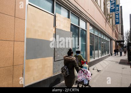 Seattle, États-Unis. 24th mars 2022. Les gens qui passaient plusieurs ont écrasé les fenêtres à Ross sur 3rd et Pike à Westlake. Après une augmentation du nombre de crimes violents dans le centre-ville d'Amazon a récemment fait la une des journaux en informant les employés travaillant dans le bâtiment Ivy sur 3rd et Pine, ils peuvent choisir un autre lieu de travail jusqu'à ce que la situation s'améliore. La police de Seattle a mis en place un centre de police mobile par le géant de la technologie. James Anderson/Alay Live News Banque D'Images