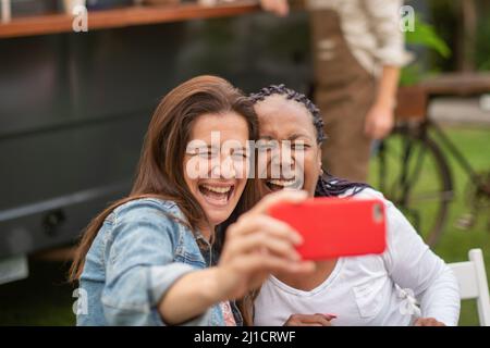 Des amis joyeux prennent le selfie dans la rue Banque D'Images