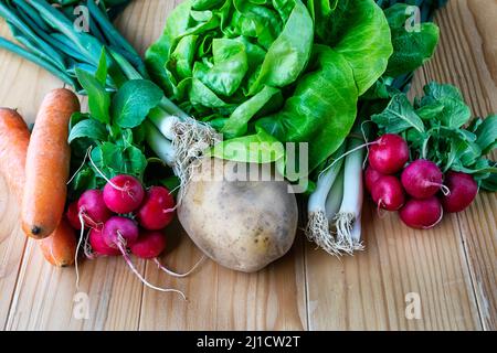 Concept alimentaire végétarien. Composition de légumes frais. Divers légumes sur une table en bois. Légumes frais disposés à bord. Nourriture végétalienne saine Banque D'Images