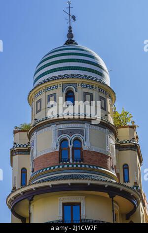 Bâtiment moderniste dans la ville de Séville, en Andalousie, Espagne Banque D'Images