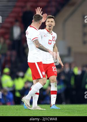 Krysztof Piatek (à droite), en Pologne, célèbre le premier but de son équipe avec Kamil Grosicki lors du match international amical à Hampden Park, Glasgow. Date de la photo: Jeudi 24 mars 2022. Banque D'Images