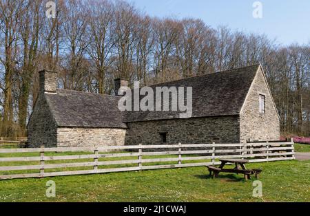 Cilewent Farmhouse construite en 1470 et originaire de Dyffryn Claerwen, Powys a été réérigée au Musée national de St Fagans, Cardiff, en 1959 Banque D'Images