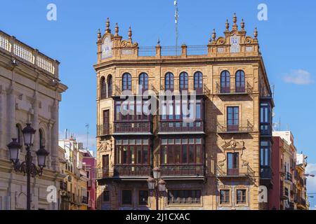 Bâtiment moderniste dans la ville de Séville, en Andalousie, Espagne Banque D'Images