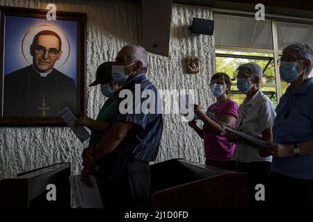 San Salvador, El Salvador. 24th mars 2022. Les fidèles prient à côté d'une image de Saint Oscar Romero. Le 24th 1980 mars, l'archevêque Oscar Romero a été assassiné par des escadrons de la mort alors qu'il présidait une messe commémorative à la chapelle Divina Providencia. Crédit : SOPA Images Limited/Alamy Live News Banque D'Images