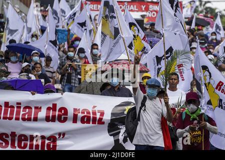 San Salvador, El Salvador. 24th mars 2022. Les gens chantent des slogans lors d'une procession à la cathédrale de San Salvador. Le 24th 1980 mars, l'archevêque Oscar Romero a été assassiné par des escadrons de la mort alors qu'il présidait une messe commémorative à la chapelle Divina Providencia. Crédit : SOPA Images Limited/Alamy Live News Banque D'Images