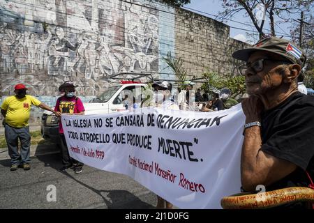 San Salvador, El Salvador. 24th mars 2022. Les gens chantent des slogans lors d'une procession à la cathédrale de San Salvador. Le 24th 1980 mars, l'archevêque Oscar Romero a été assassiné par des escadrons de la mort alors qu'il présidait une messe commémorative à la chapelle Divina Providencia. Crédit : SOPA Images Limited/Alamy Live News Banque D'Images