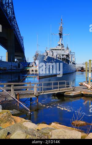 FALL RIVER, ma –5 MARS 2022- vue sur le Musée maritime de Battleship Cove, à Fall River, Massachusetts, un monument commémoratif de guerre avec un navire de la Seconde Guerre mondiale Banque D'Images