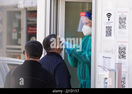 Berlin, Allemagne. 24th mars 2022. Un homme a un test COVID-19 dans une station d'essai à Berlin, capitale de l'Allemagne, le 24 mars 2022. En Allemagne, le nombre quotidien d'infections à COVID-19 dépassait 300 000 pour la première fois depuis le début de la pandémie, a déclaré jeudi l'Institut Robert Koch (RKI) pour les maladies infectieuses. Credit: Stefan Zeitz/Xinhua/Alay Live News Banque D'Images