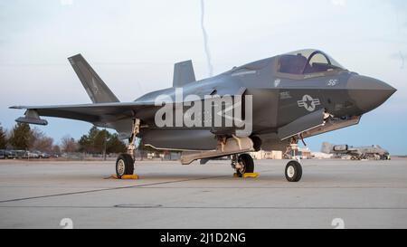 F-35B Lightning IIS, de l'escadron d'essai et d'évaluation opérationnels maritimes du corps maritime des États-Unis un (VMX-1), s'assoient sur la ligne aérienne à Gowen Field, Boise, Idaho, le 12 mars 2022. L’avion était à Boise pour s’entraîner avec des pilotes du 190th Escadron de chasseurs de la Garde nationale aérienne de l’Idaho. (É.-U. Photo de la Garde nationale aérienne par le Sgt principal. Joshua C. Allmaras) Banque D'Images