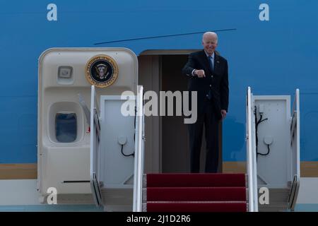 Le président américain Joe Biden est à bord de la Air Force One avant son départ pour son voyage en Europe à la base conjointe Andrews, Maryland, le 23 mars 2022. (É.-U. Photo de la Force aérienne par le sergent d'état-major. Jason Huddleston)