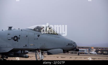 Un pilote du 190th Escadron de chasseurs de la Garde aérienne nationale de l’Idaho fait un pas en taxi jusqu’au bloc d’armement et de désarmement de Gowen Field, Boise (Idaho), le 13 mars 2022. L'avion effectuait des vols d'entraînement dans les chaînes situées au sud de la base aérienne de Mountain Home. (É.-U. Photo de la Garde nationale aérienne par le Sgt principal. Joshua C. Allmaras) Banque D'Images