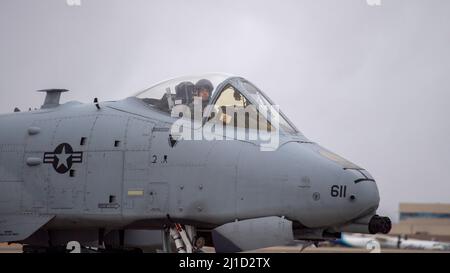 Un pilote du 190th Escadron de chasseurs de la Garde aérienne nationale de l’Idaho fait un pas en taxi jusqu’au bloc d’armement et de désarmement de Gowen Field, Boise (Idaho), le 13 mars 2022. L'avion effectuait des vols d'entraînement dans les chaînes situées au sud de la base aérienne de Mountain Home. (É.-U. Photo de la Garde nationale aérienne par le Sgt principal. Joshua C. Allmaras) Banque D'Images