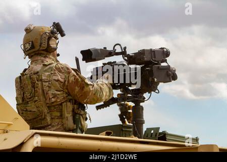 Le 10th 8 mars 2022, les Bérets verts du Groupe des forces spéciales (aéroporté) de l'armée américaine ont conduit un convoi d'armes lourdes à feu vivant à ft Carson, Colorado. Cet opérateur a tiré le lanceur de grenade automatique Mark 19. (É.-U. Photo de l'armée par la SPC. Jordan digne) Banque D'Images