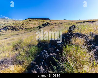 Fence en pierre de lave menant en amont au site historique national de pu'ukohola Heiau, île d'Hawaï, Hawaï, États-Unis Banque D'Images