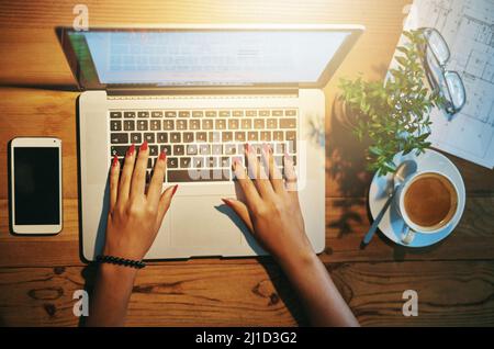 La technologie est indispensable pour les indépendants modernes. Photo en grand angle d'une femme travaillant sur un ordinateur portable. Banque D'Images