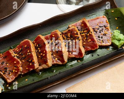 Thon japonais sashimi tatataki sur la feuille Banque D'Images