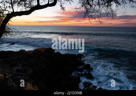 Vagues s'écrasant contre les falaises de Lava sous le sentier historique national Ala Kahakai Trail, île d'Hawaï, Hawaï, États-Unis Banque D'Images