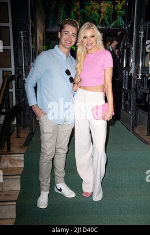 Londres, Royaume-Uni. 24th mars 2022. LONDRES, ANGLETERRE - 24 MARS : AJ Pritchard et Abbie Quinnen arrivent pour la « Wicked Media Night » au Apollo Victoria Theatre le 24 mars 2022 à Londres, en Angleterre. Photo de Gary Mitchell/Alay Live News Banque D'Images