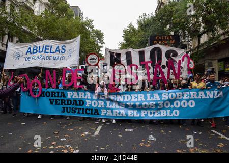 24 mars 2022, ville de Buenos Aires, ville de Buenos Aires, Argentine: INT. Monde de l'information. 2022, mars 24th. Ville de Buenos Aires, Argentine.- des milliers de personnes commémorent les 46 ans depuis la dernière dictature du gouvernement et se rappellent les 30 000 personnes disparues le march24, 2022, à Buenos Aires Argentine. (Credit image: © Julieta Ferrario/ZUMA Press Wire) Banque D'Images