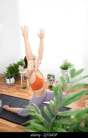 Femme pratiquant le yoga et la méditation Banque D'Images