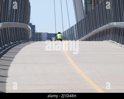 Mission de découverte sur le sentier University Crossing et vers le nord, cheminées, arbres et état des dégâts causés par la tornade Banque D'Images