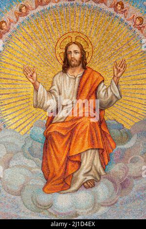 BARI, ITALIE - 3 MARS 2022 : la mosaïque de Jésus dans l'apase de l'église Chiesa di San Antonio par Franco d'Urso à partir de l'année 1959. Banque D'Images
